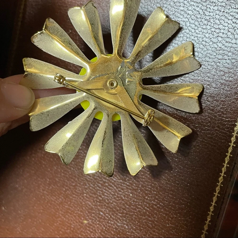 Vintage Broaches set of four pieces